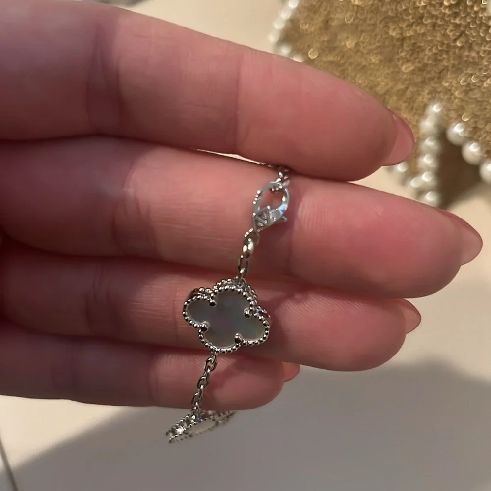 Fashion Clover Bracelet Inspired - Picture 2 of 4